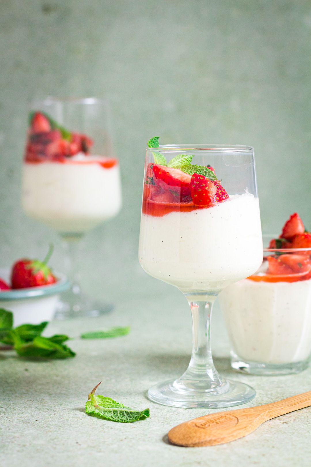 Witte chocolademousse met aardbeien