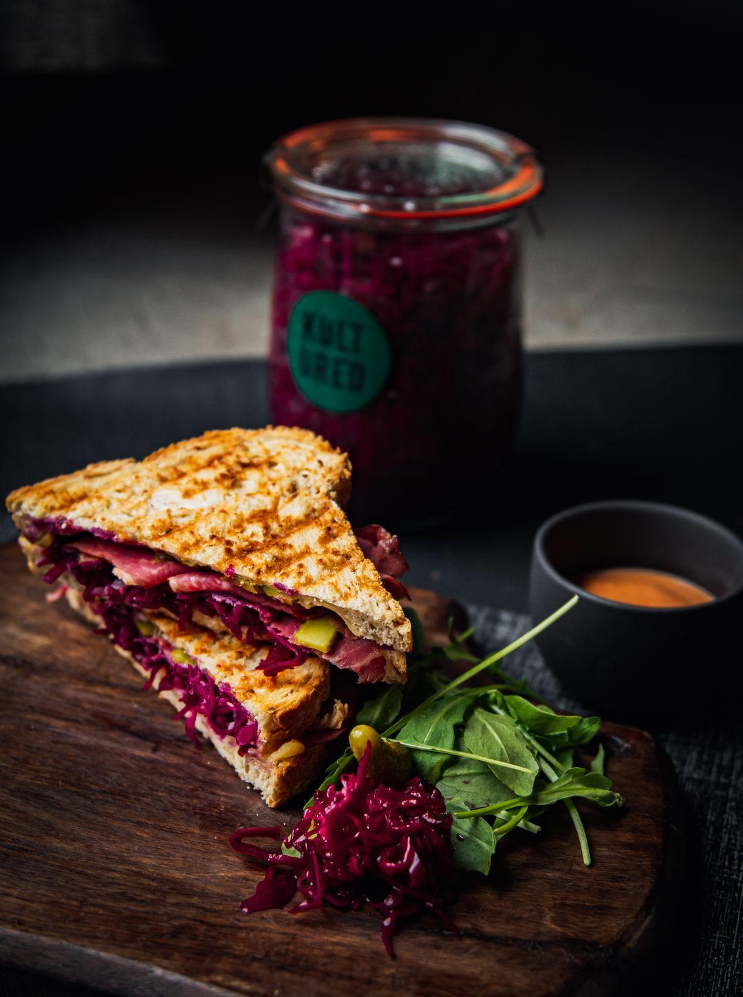 Croque pastrami met rode kool