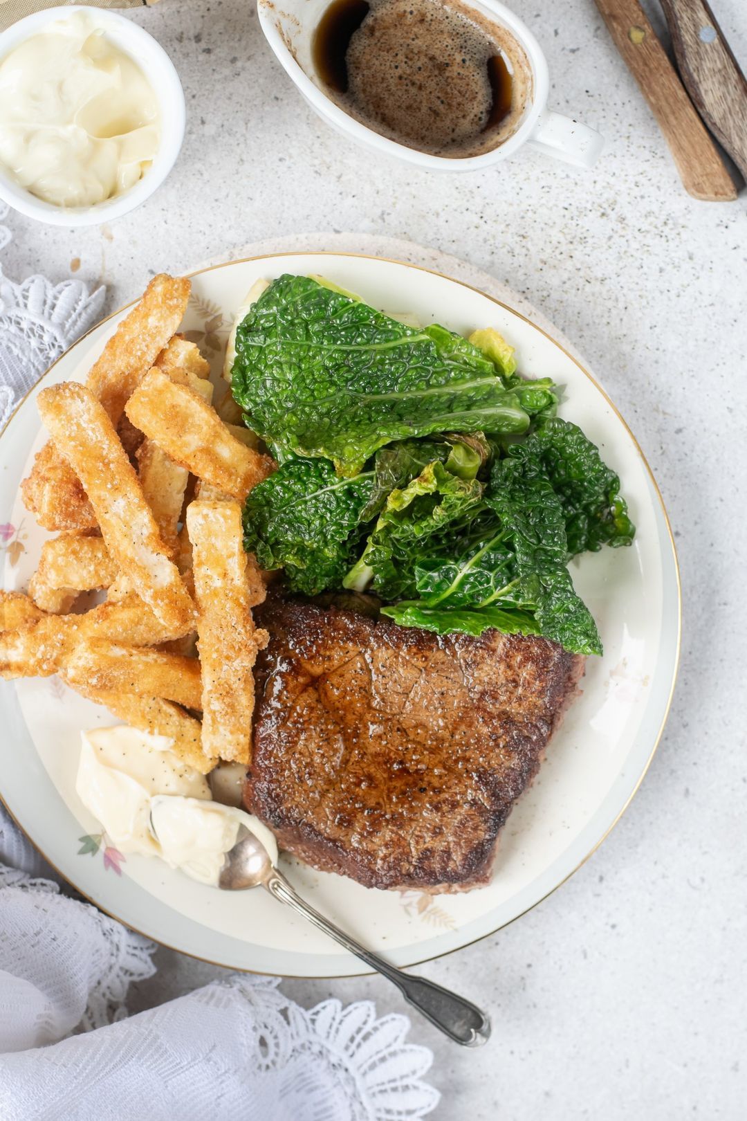 Steak met groene kool en knolselderfrietjes