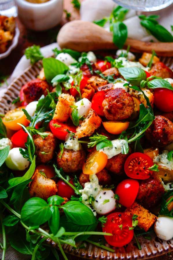 Panzanella salade met gehaktballetjes
