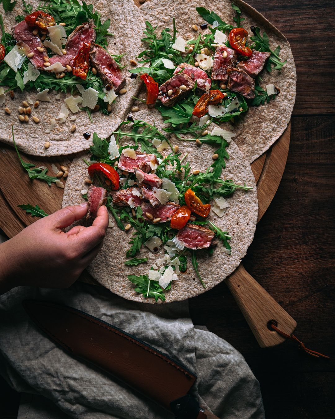 Italiaanse wrap met biefstuk, rucola, Parmezaanse kaas & pijnboompitten
