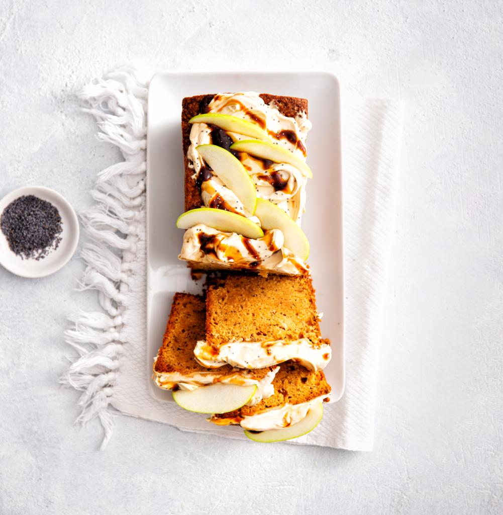Maanzaad-appelcake met appelstroop-roomkaastopping