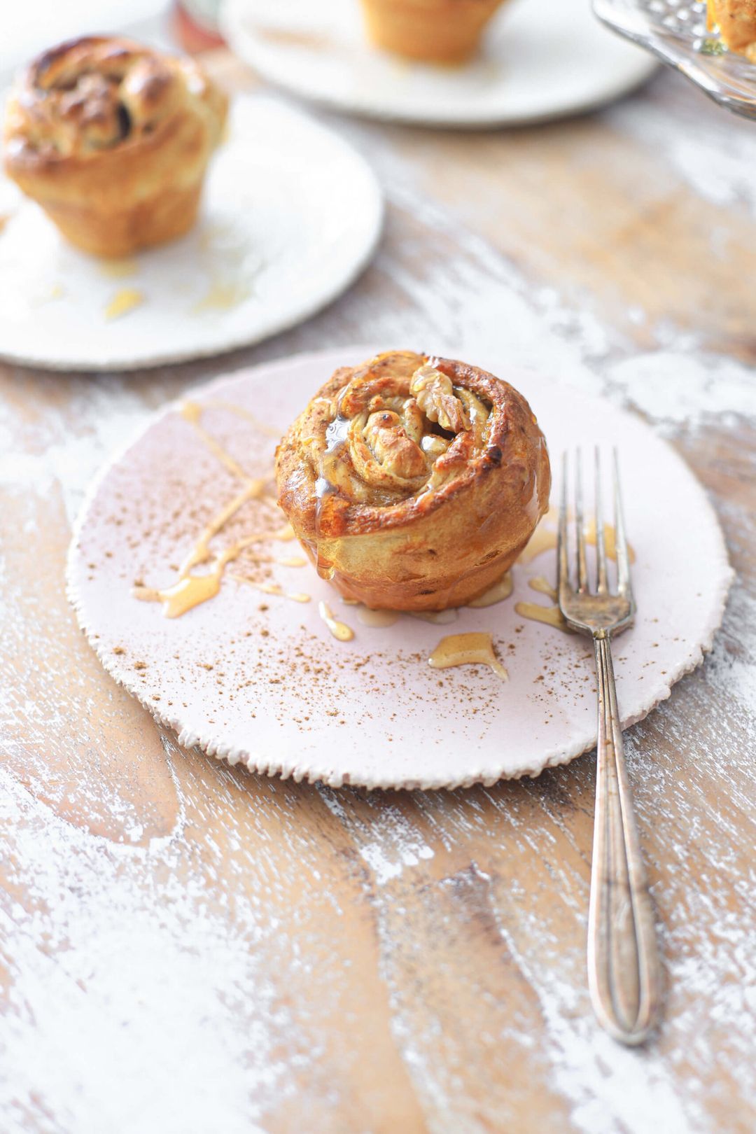 Cinnamon rolls met bacon, walnoten en portstroop