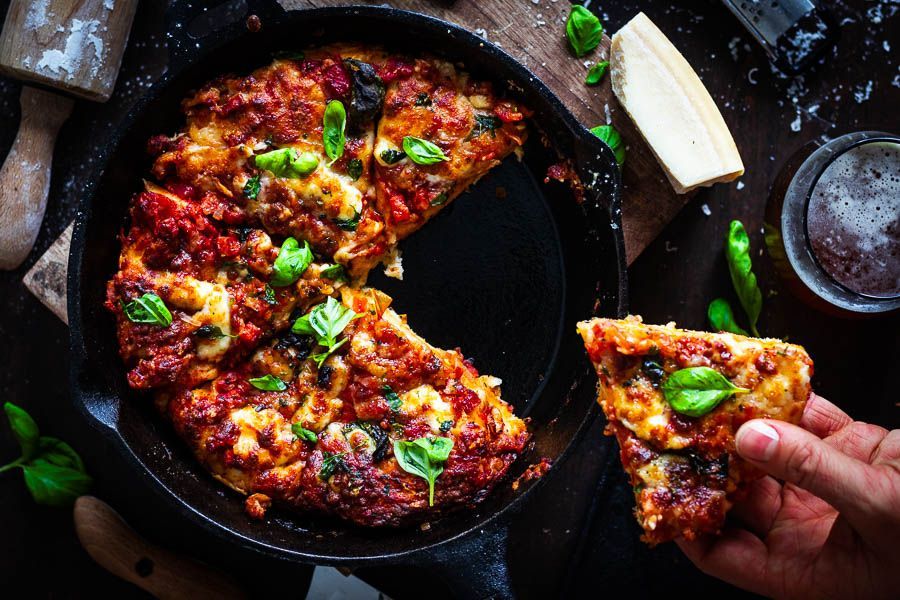 Skillet Pizza op de BBQ - Chicago style