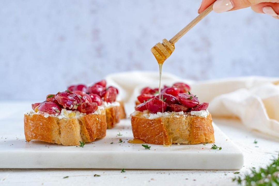 Bruschetta met druiven, ricotta en tijmhoning