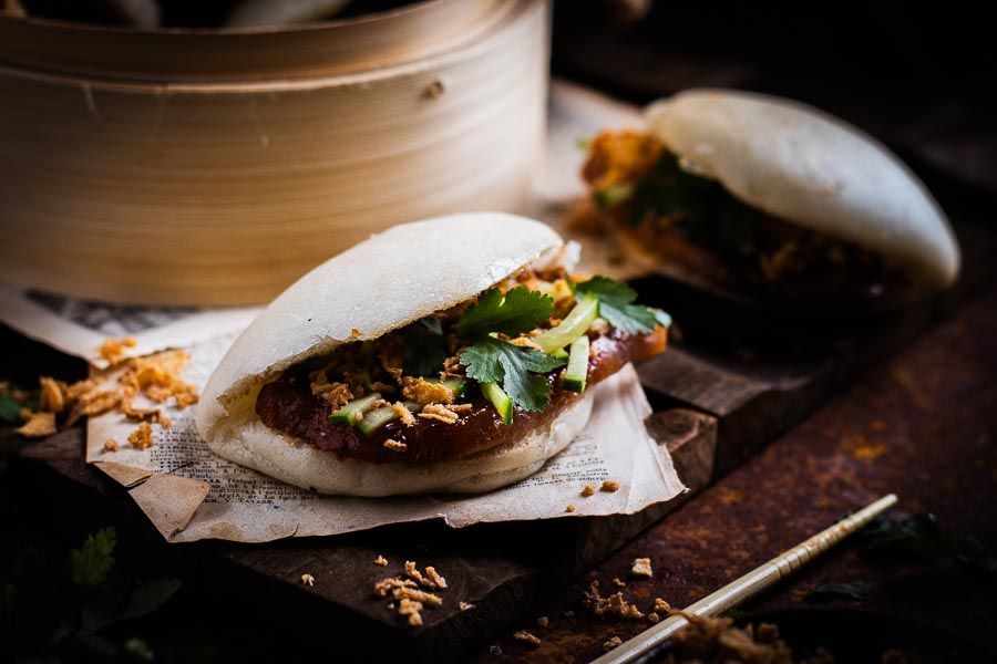Bao buns met zoetzuur gelakt spek op de bbq - bbq bastard