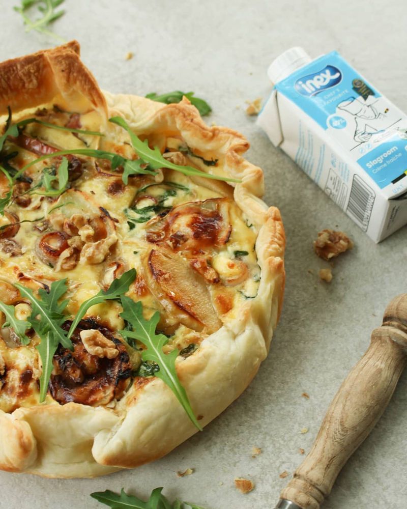 Geitenkaasquiche met spek, appeltjes, honing en walnoten