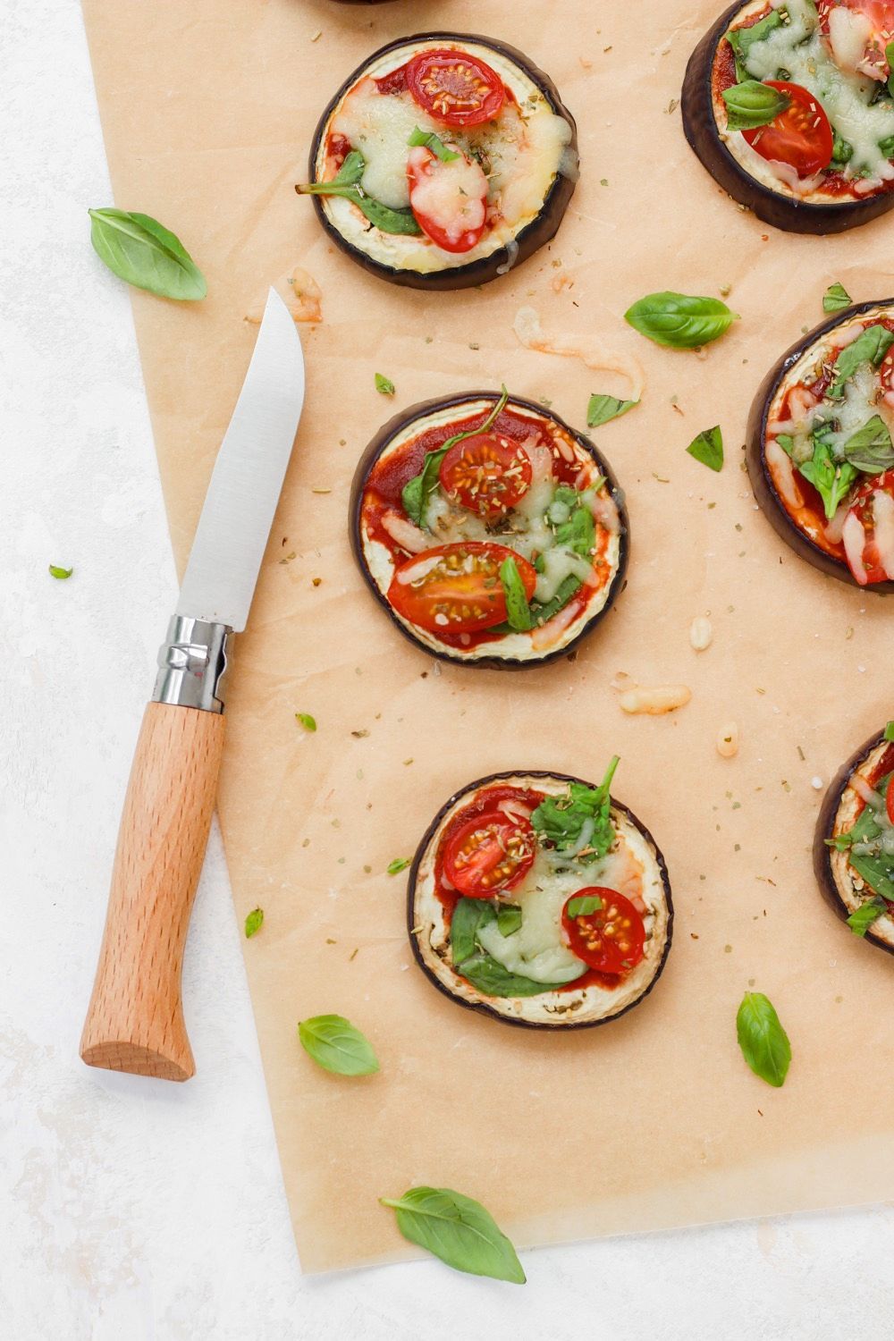 Mini pizza’s van aubergine met spinazie en tomaat