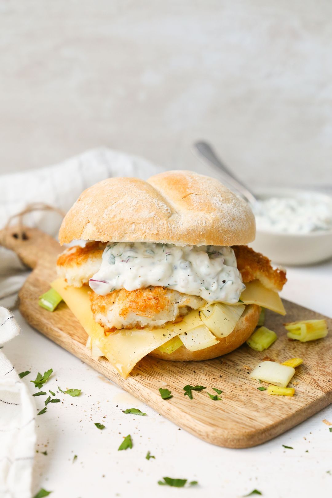 Fishburger met pladijs, gesmoorde prei en tartaarsaus