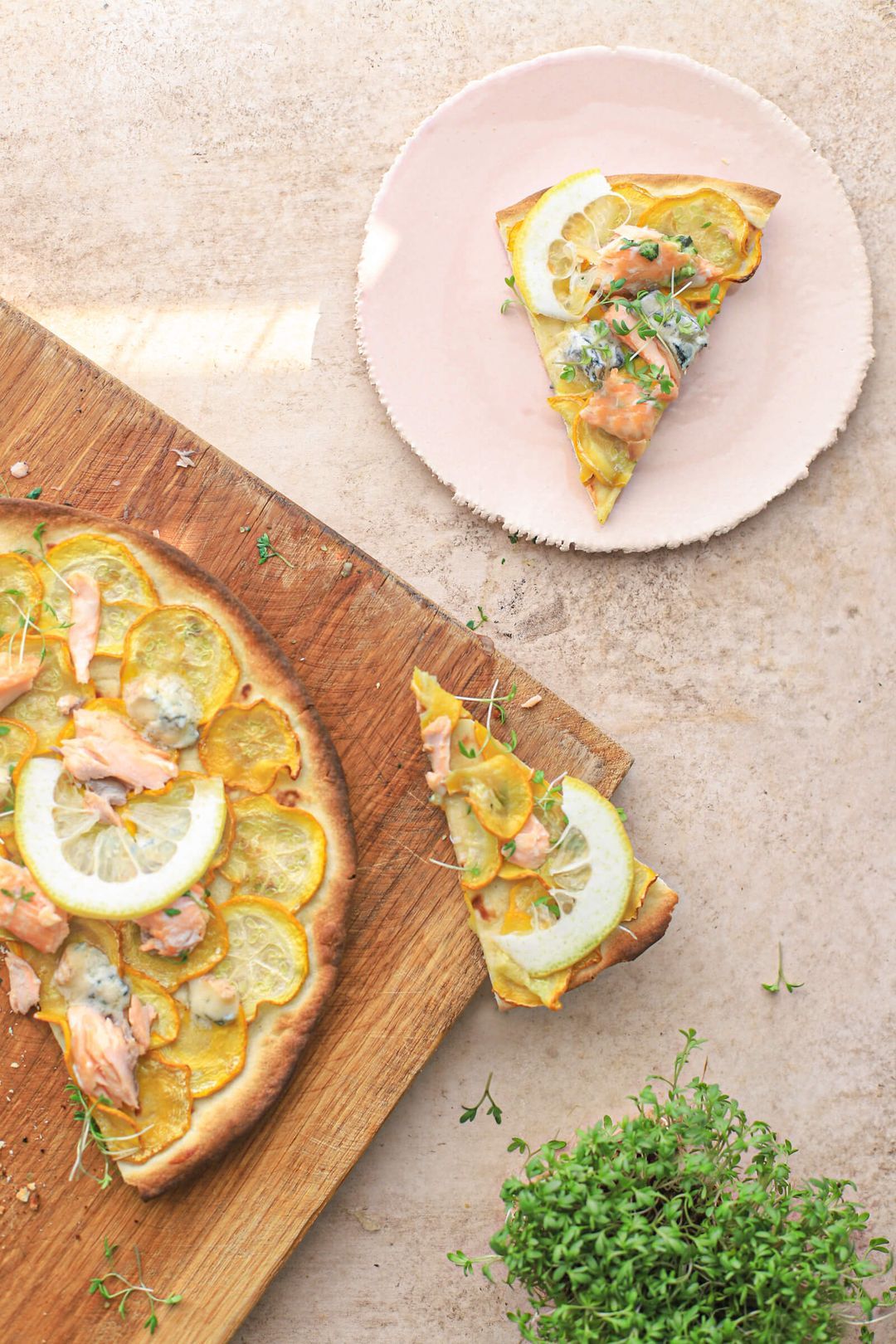 Pizza bianca met zalm, courgette, gorgonzola & citroen