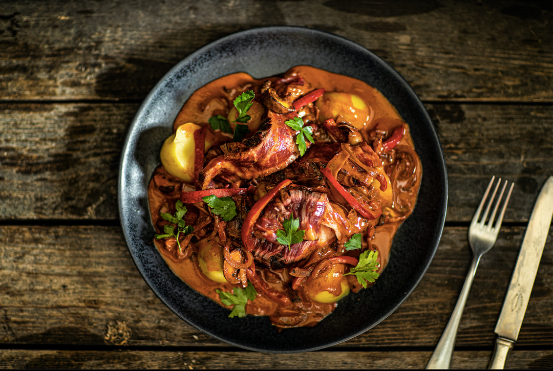 Biefstukreepjes in stroganoffsaus met gepofte aardappel