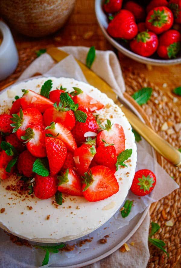 plattekaastaart met aardbeien