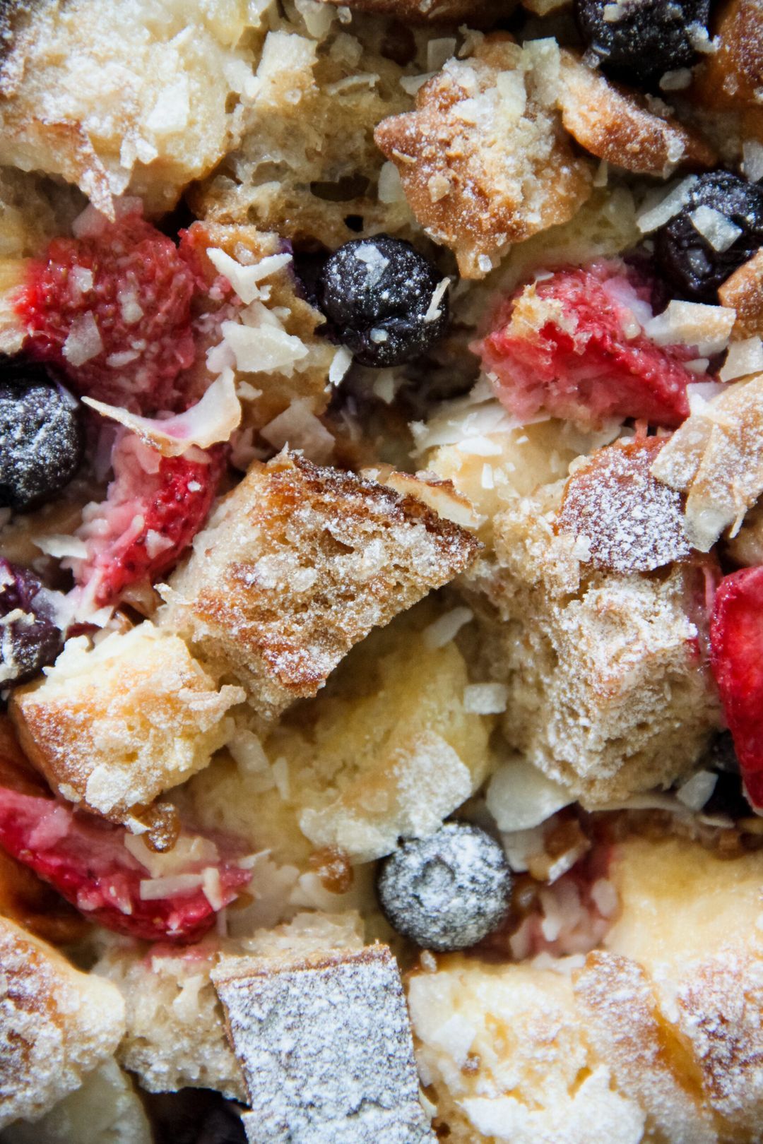 Broodpudding met rood fruit en kokos