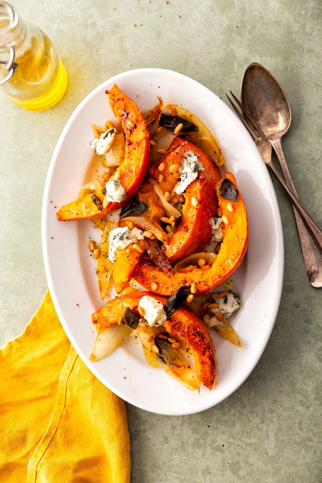 Slow-roasted pompoen met salie, gorgonzola en pijnboompitten