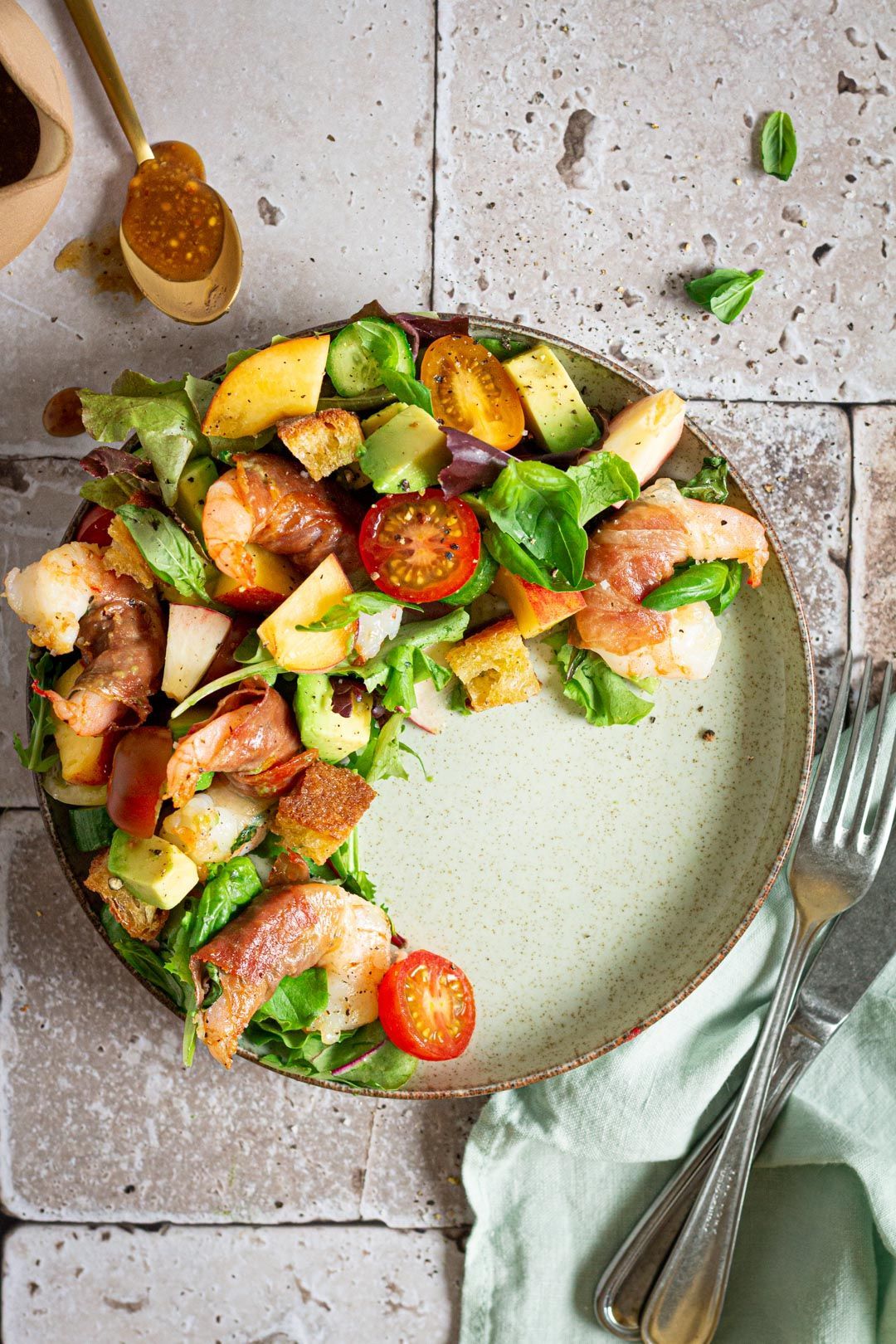 Salade met scampi, perzik en basilicum