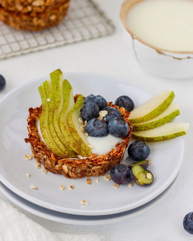 Mini ontbijttaartjes van havermout, met yoghurt en fruit