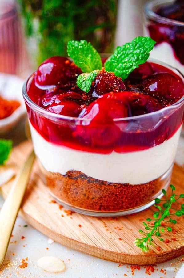 Cheesecake in een glaasje met kersen en speculaas