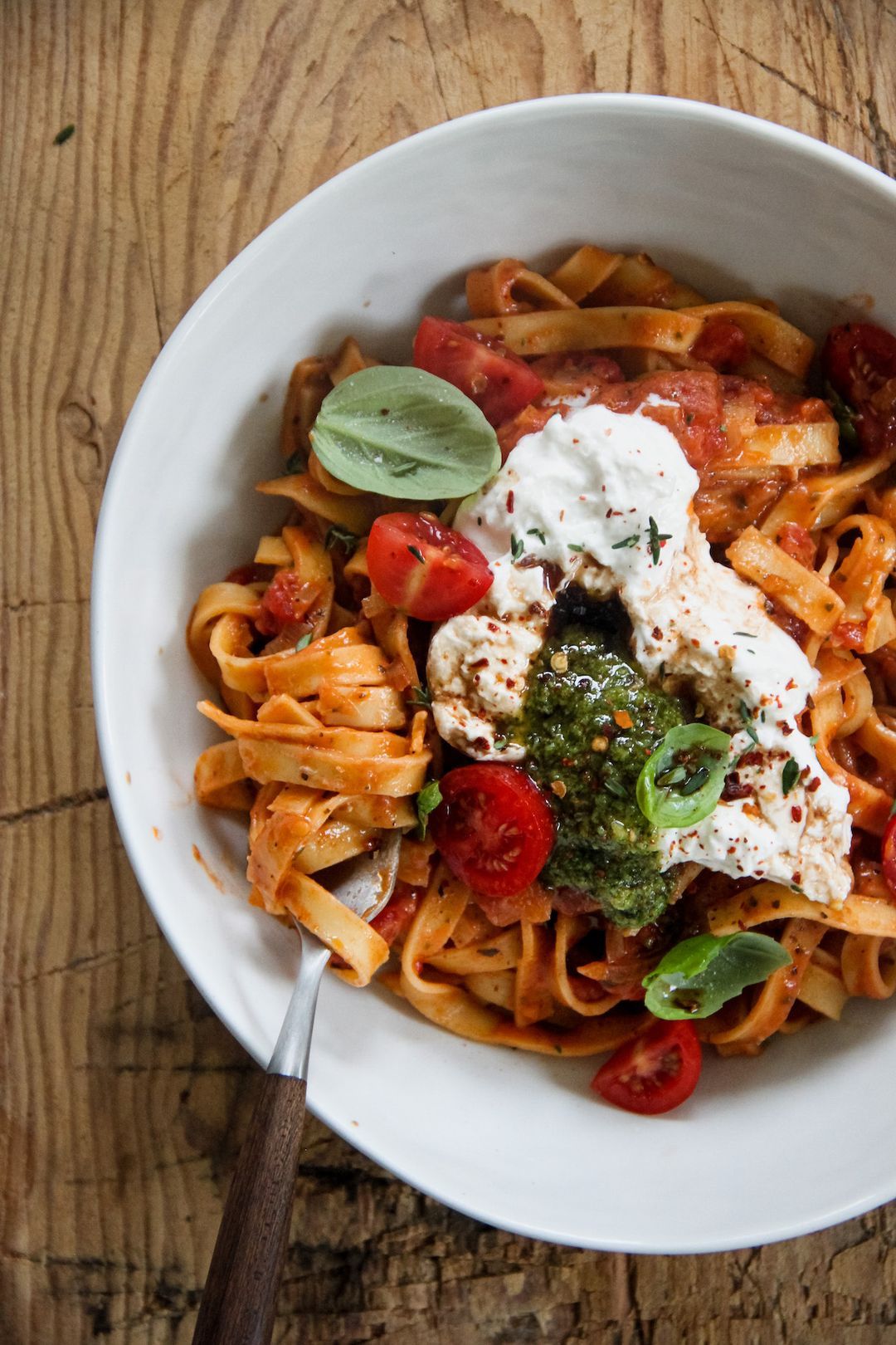 Pasta met tomatensaus en burrata