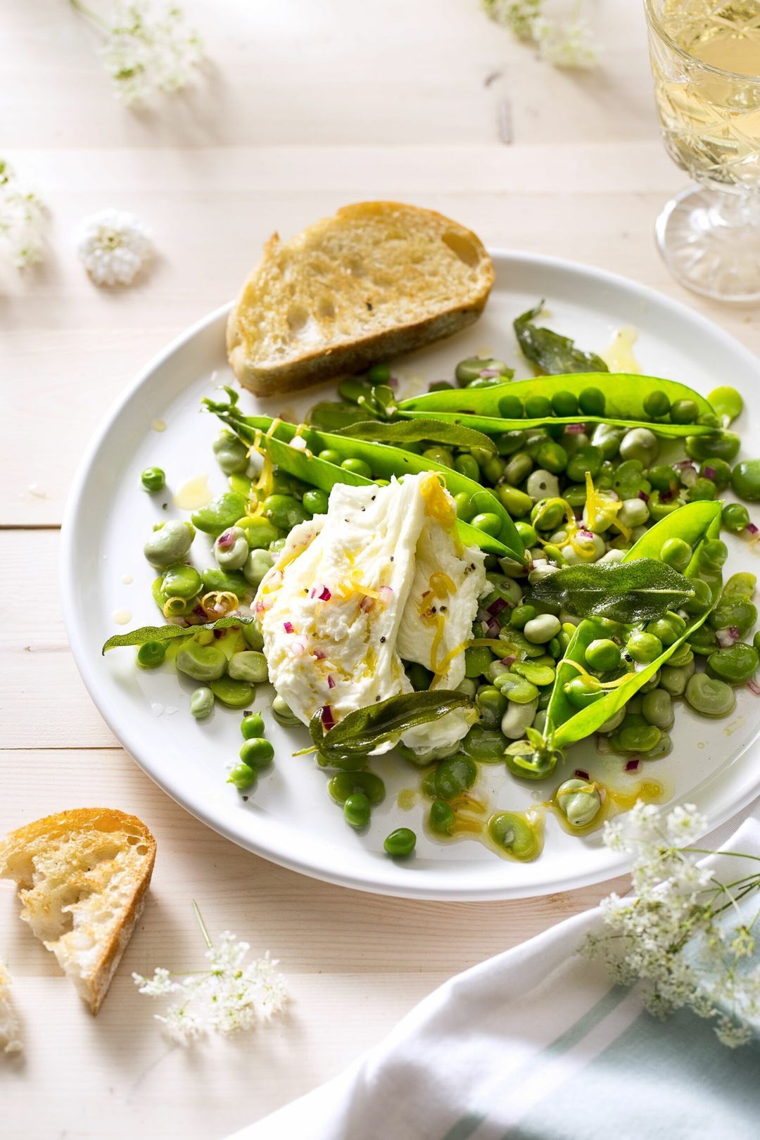 Tuinbonensalade met krokante salie en buffelmozzarella