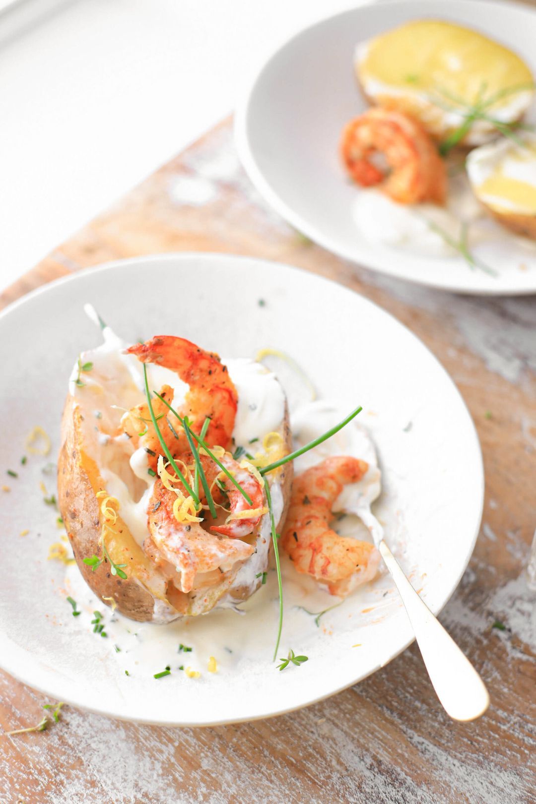Gepofte aardappel met cajun gamba's/garnalen en citroenroom