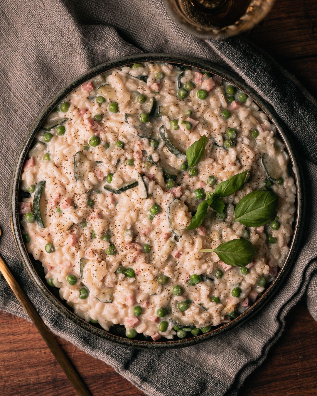 Bijna geen afwas 🙌 One-pot risotto met ham, geitenkaas, courgette & erwtjes