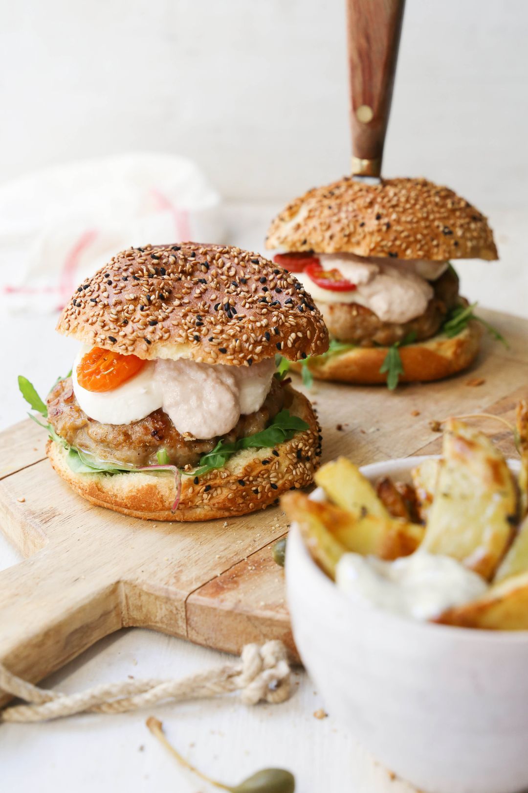 Vitello tonato burgers met rozemarijnfrietjes uit de oven