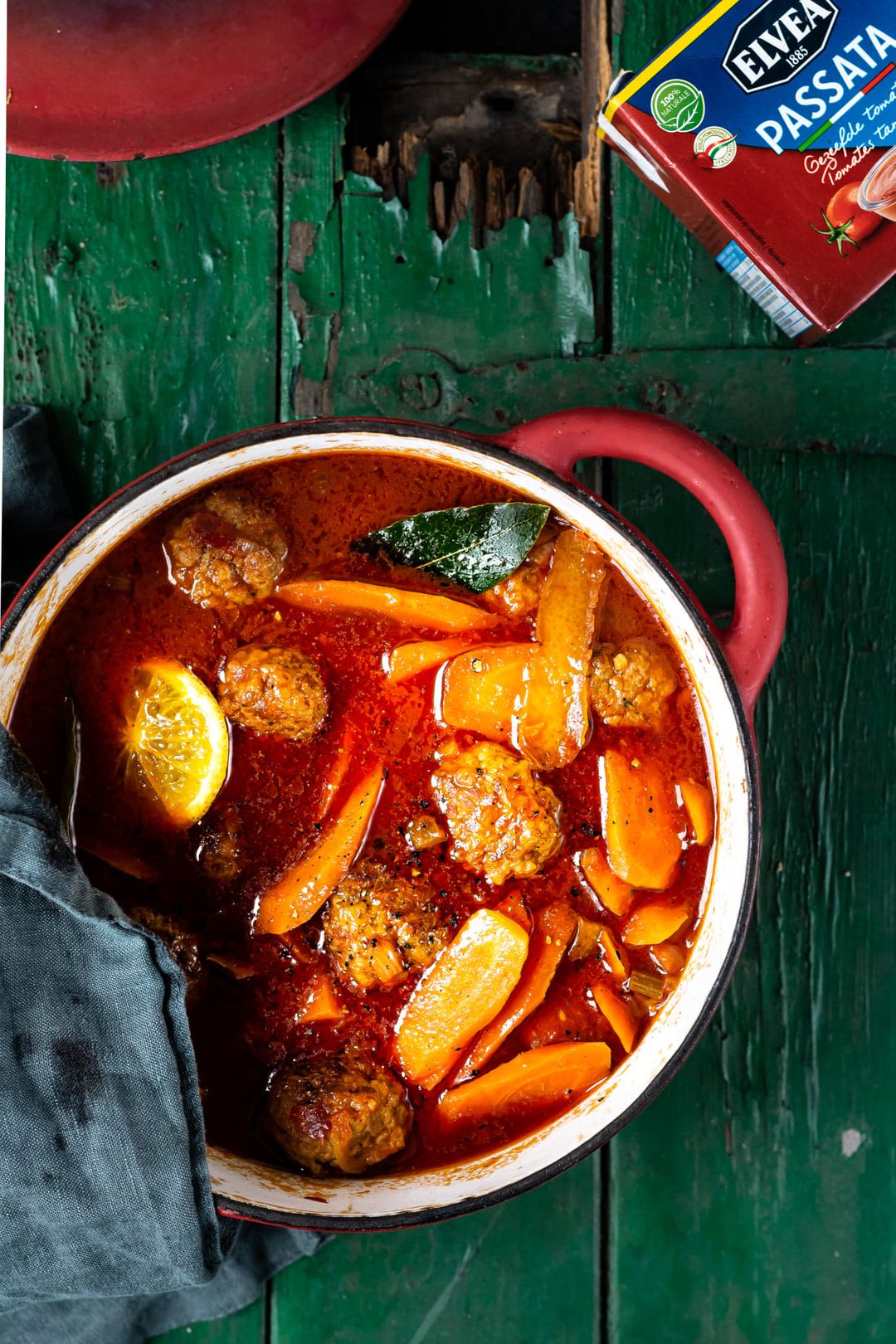 Noord Afrikaans gehaktballen met kruidige tomatensaus met sinaasappel