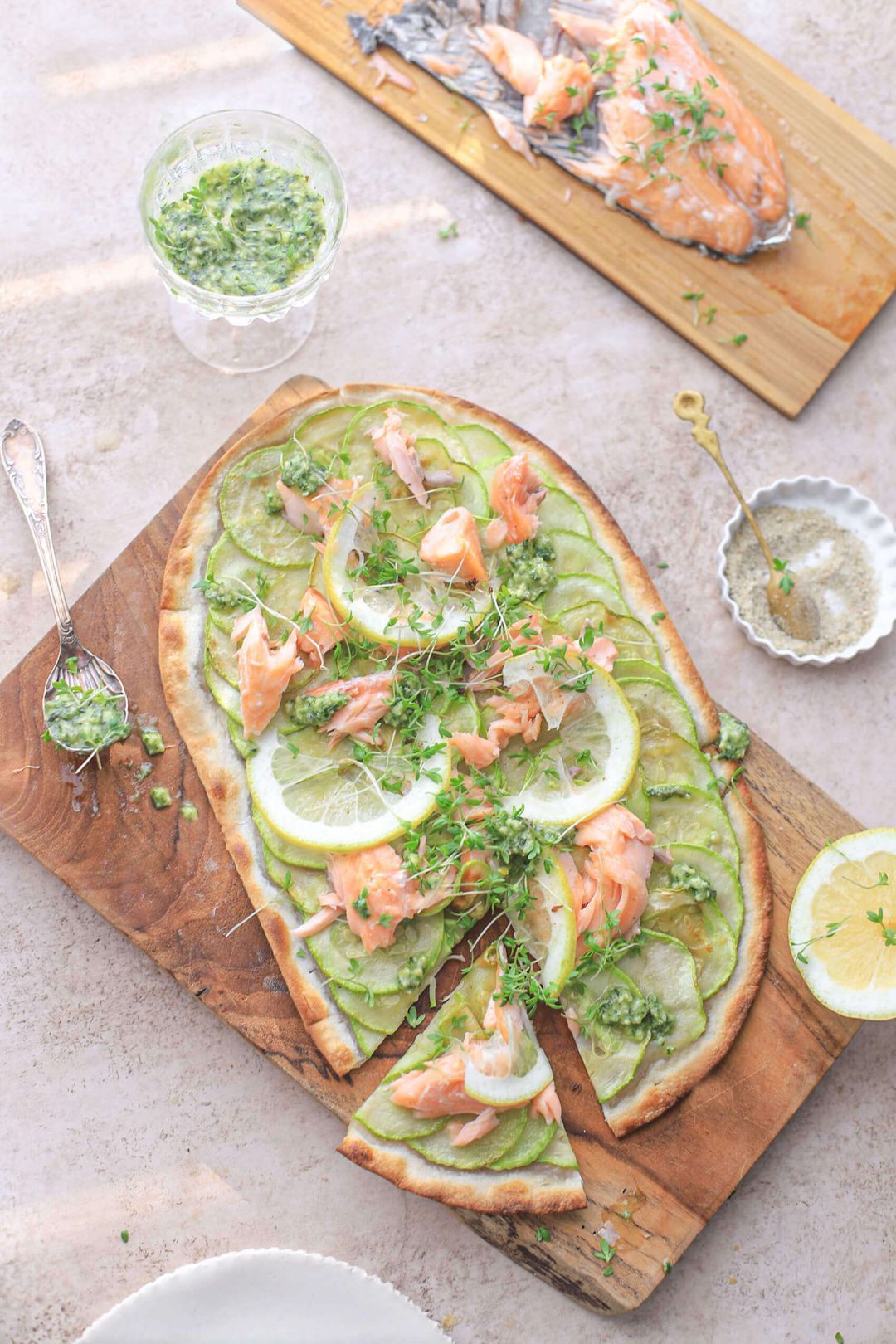 Flammkuchen met zalm, courgette, pesto & citroen