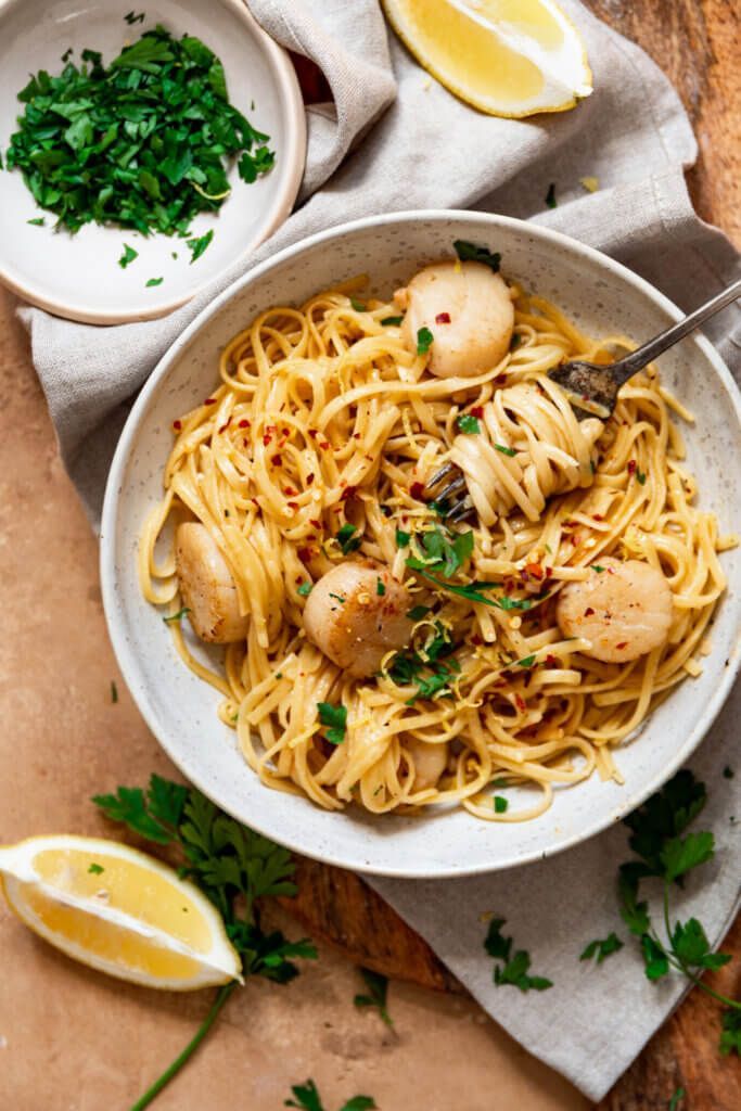 Spaghetti met coquilles in een bruine botersaus