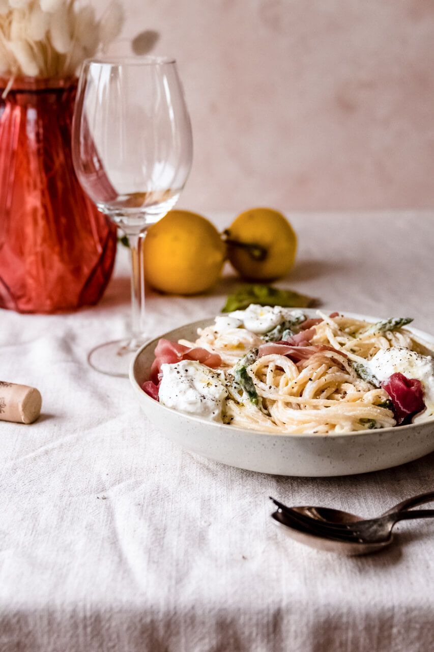 Spaghetti met asperge, parmaham en burrata