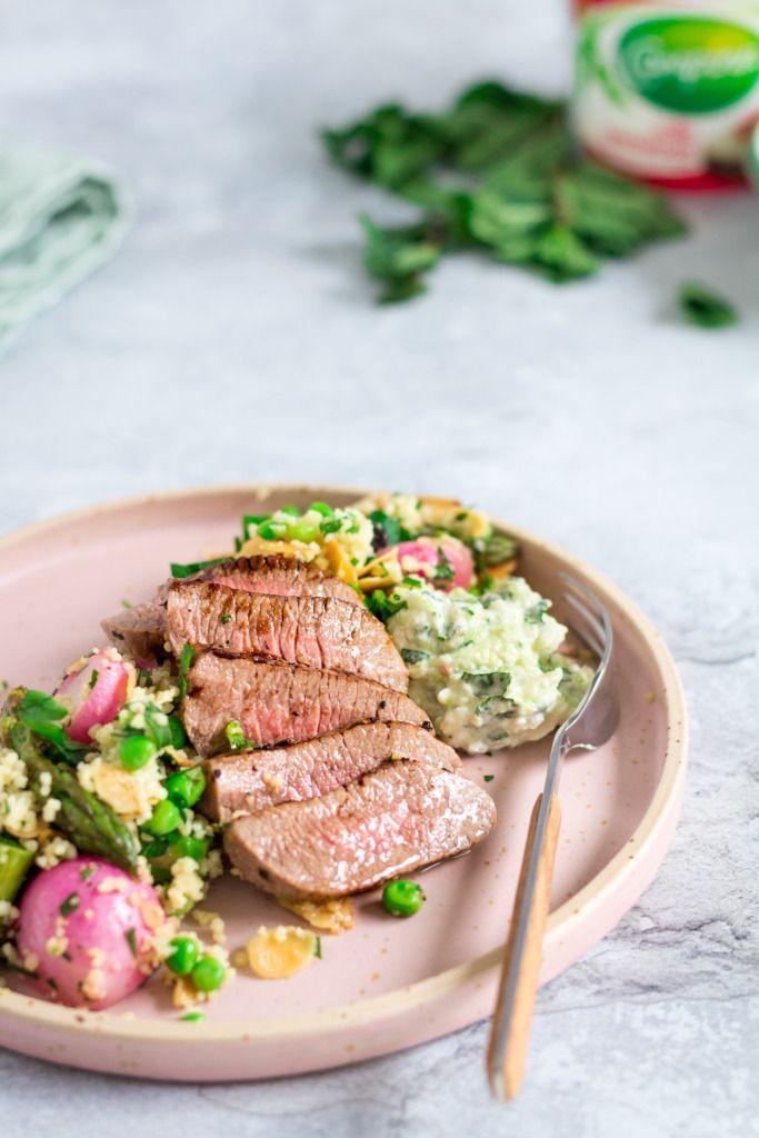 Lamsfilet met lentegroenten, couscous en tzatziki