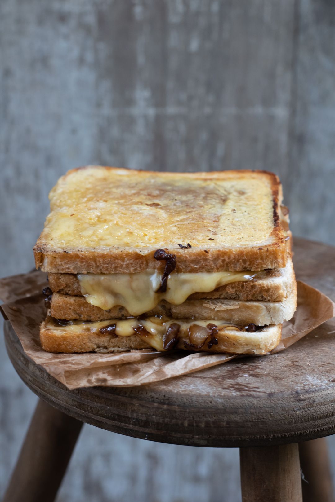 Kaas croque met balsamico uien