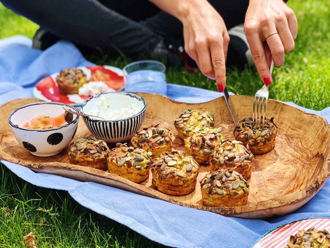 Hartige picnic muffins met cottage cheese en gerookte zalm
