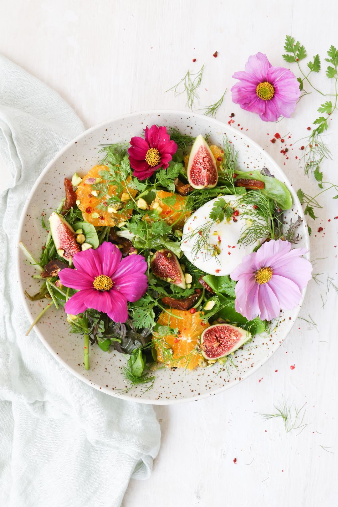 Salade met burrata, sinaasappel en vijgen