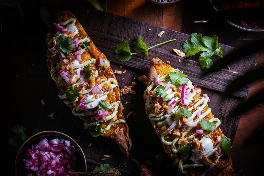 Zoete aardappel met mole en authentiek gerookte kip