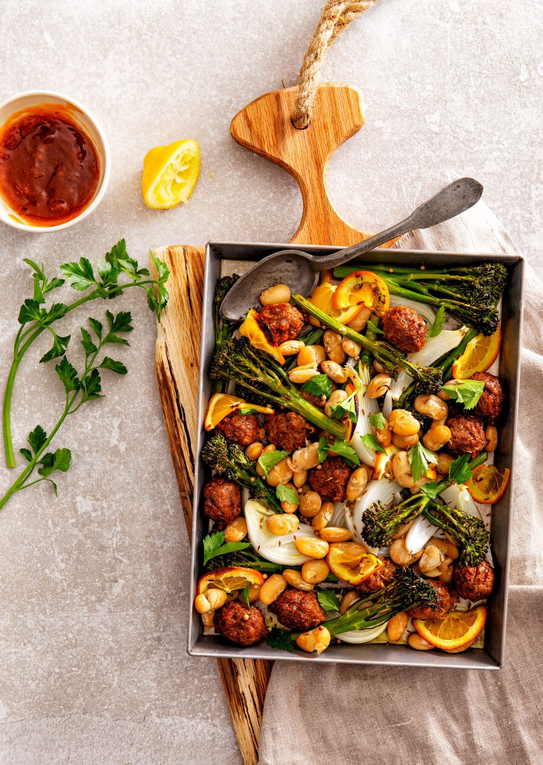 Traybake met balletjes, bimi, witte reuzenbonen en sinaasappel