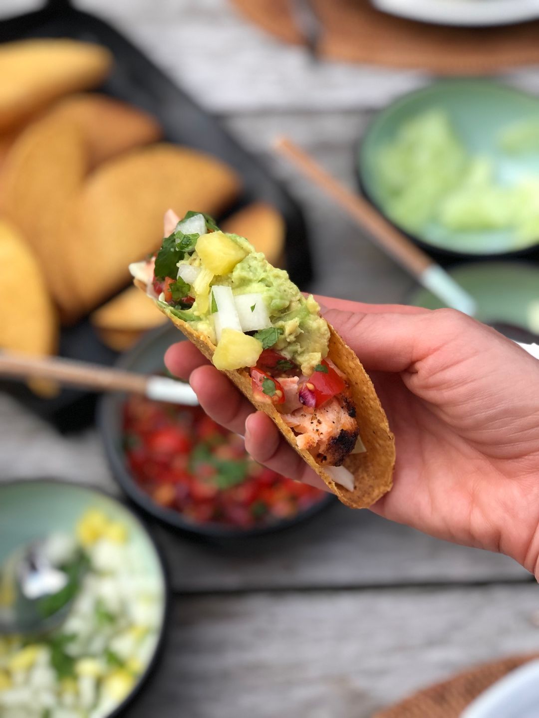 Zalmtaco’s met pico de gallo en salsa van ananas en meloen
