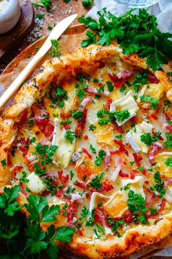 Plaattaart met asperges, spekjes en brie