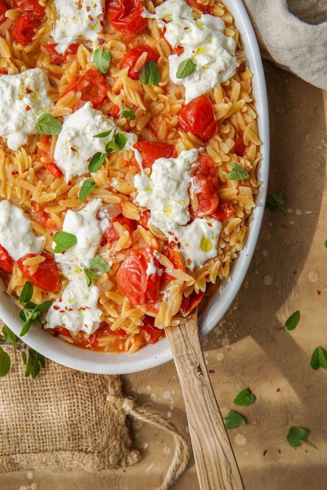 Vegetarische eenpansmaaltijd met orzo, tomaat en burrata