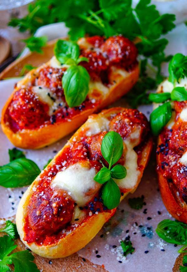 Broodje met gehaktballetjes in tomatensaus