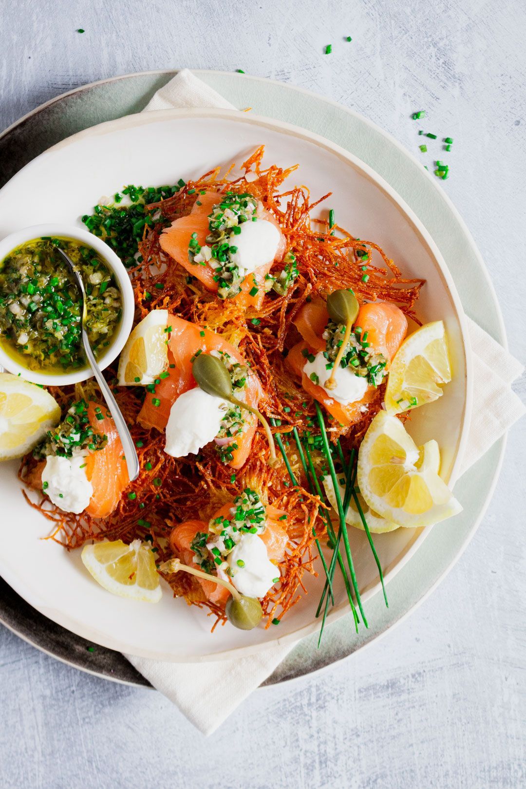 Rösti met gerookte zalm, citroenroom en kappertjes