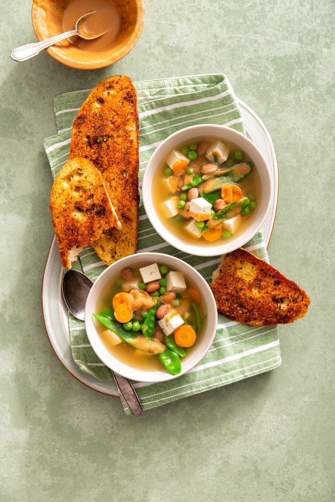 Groentebouillon met bonen, tofu en miso