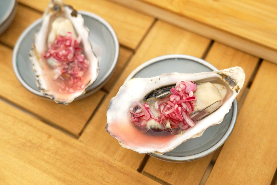 BBQ oesters met vinaigrette van rode ui
