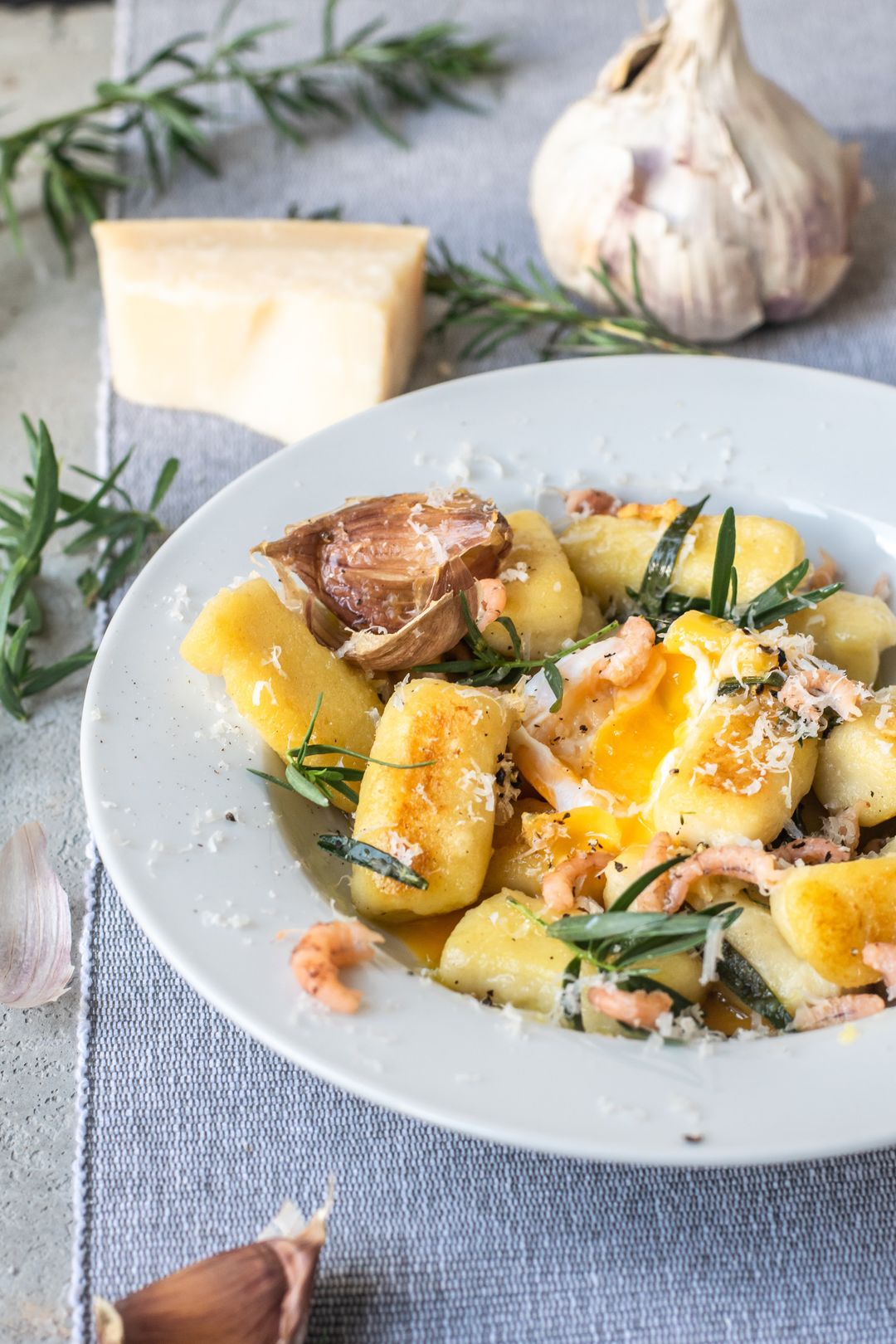 Gnocchi met garnaaltjes, dragonboter en een eitje