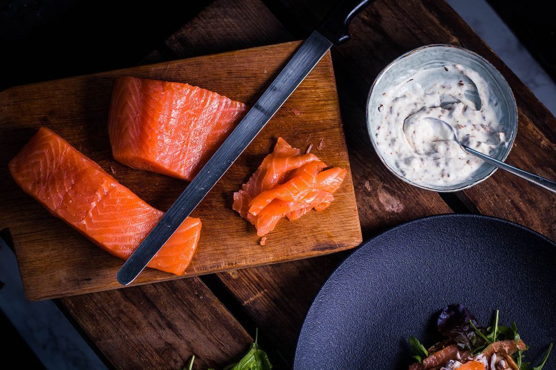 Hoe maak je heerlijke koudgerookte zalm op je BBQ?
