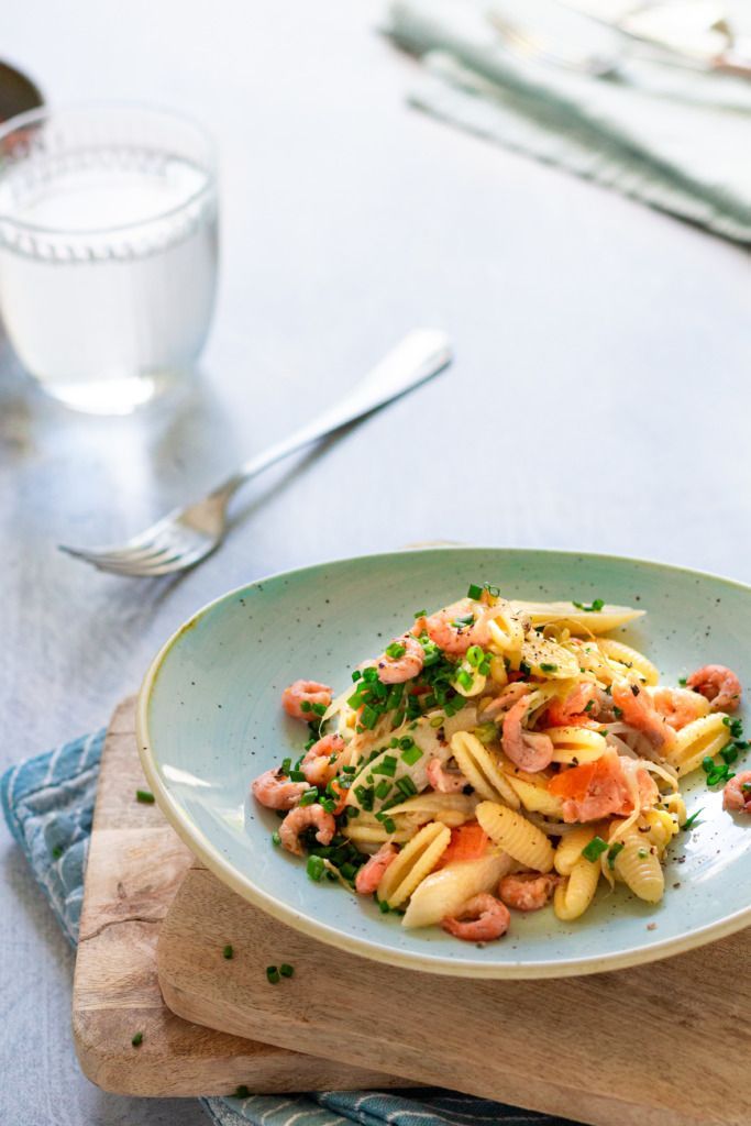 Asperges met garnalen, gerookte zalm en pasta