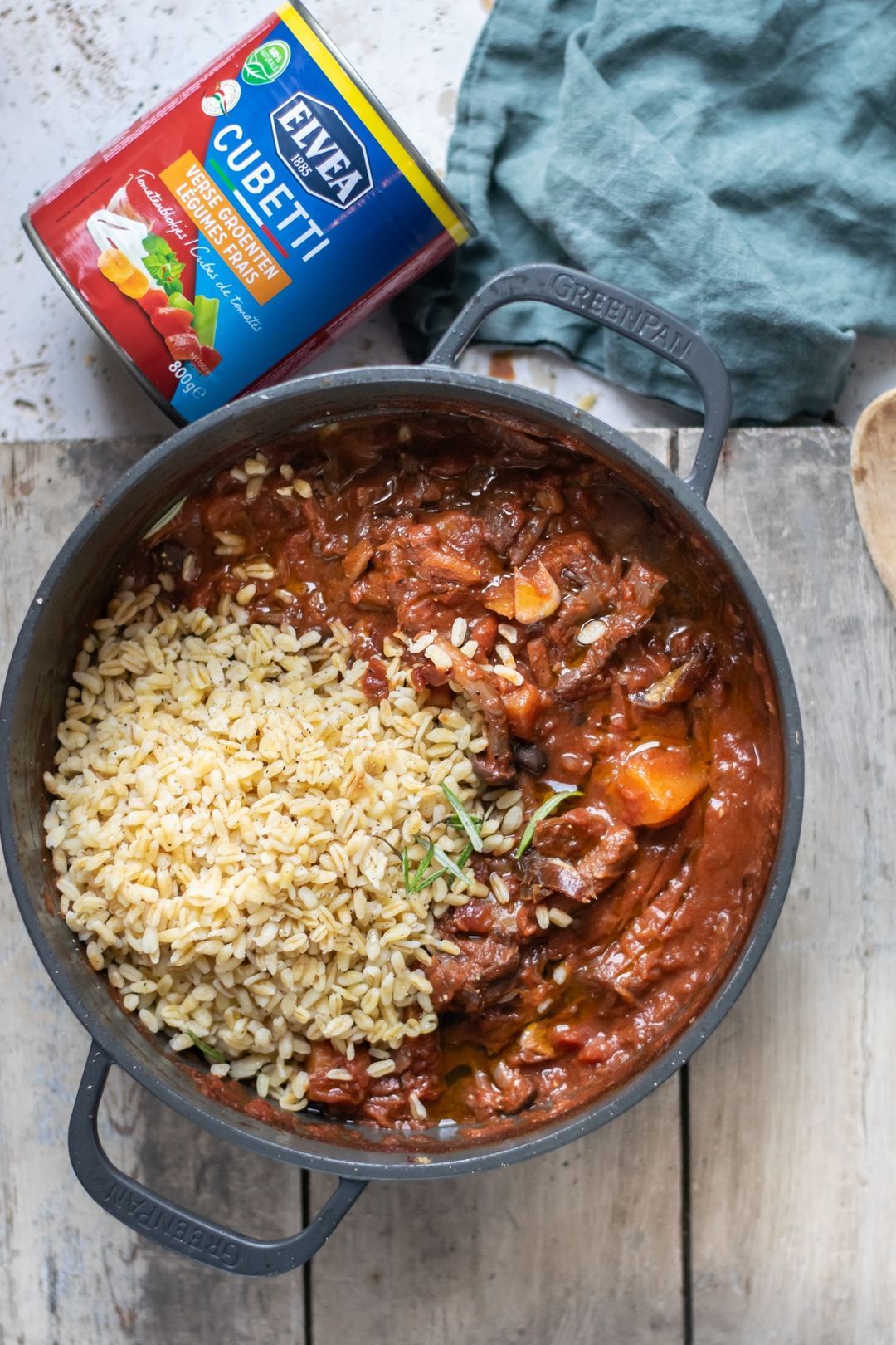 Tomatensaus met kaneel, butternut, dadels en bospaddenstoelen