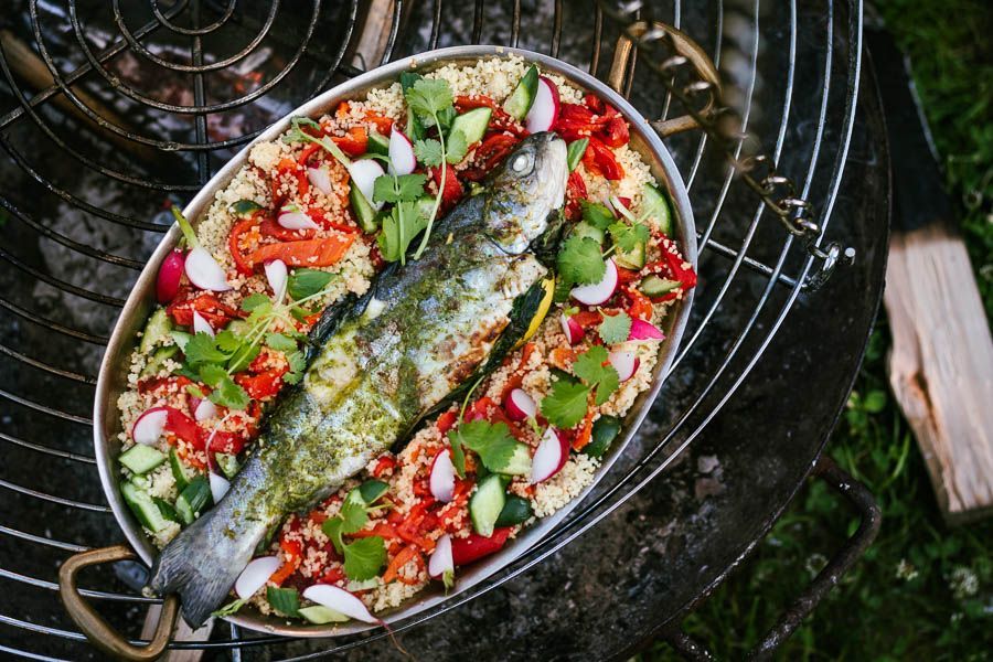 Op de driepoot BBQ gegrilde forel met couscous