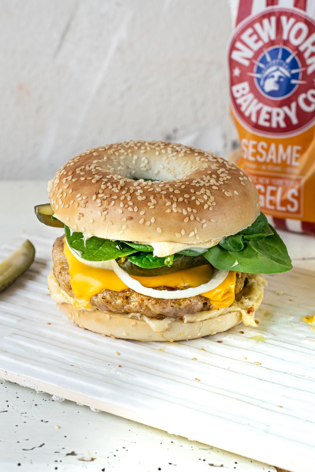 Bagel burger met kip, cheddar, spinazie en pindamayonaise
