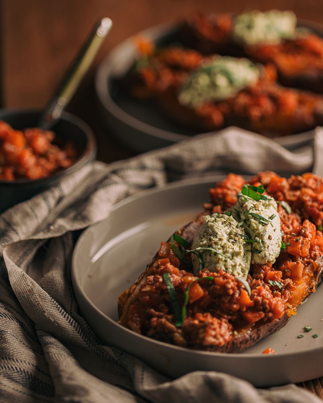 Gevulde zoete aardappel met bolognesesaus